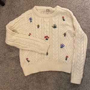 Cable knit sweater with embroidered flowers